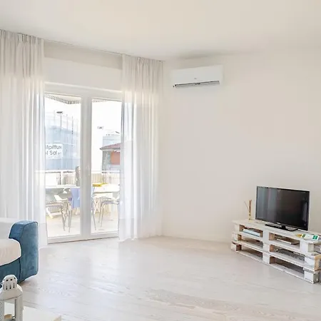 A 100 Metri Dal Mare *